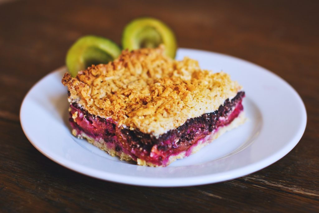 Un crumble aux pommes et aux framboises