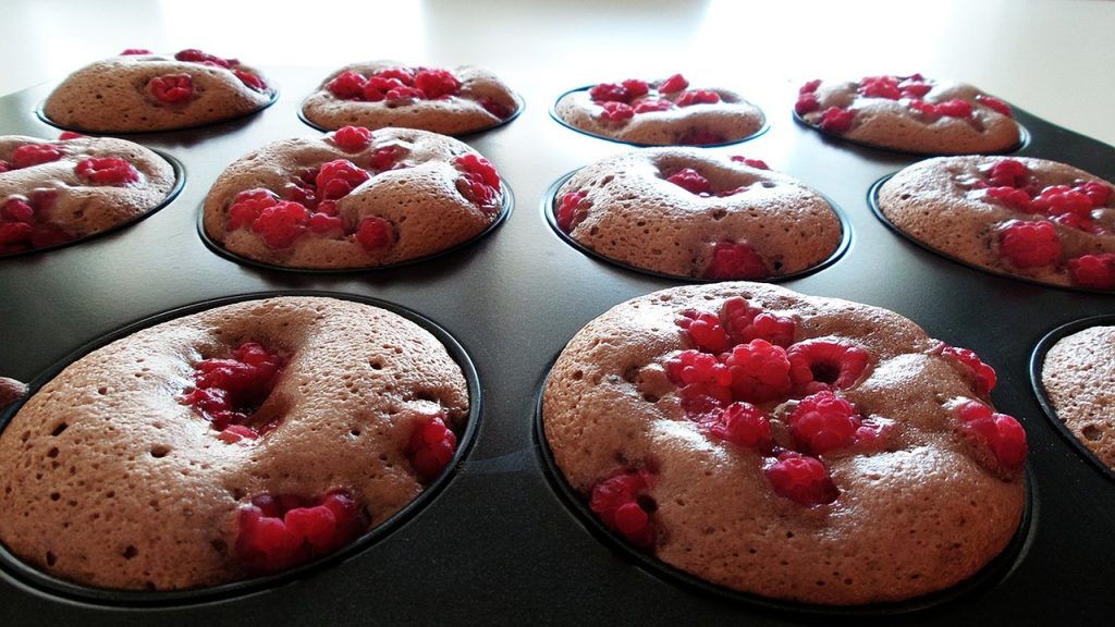 Des muffins à la framboises qui viennent de sortir du four